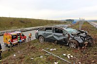 Bild: Auto kommt von der Fahrbahn ab