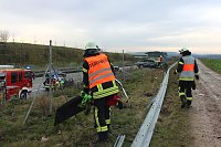 Bild: Auto kommt von der Fahrbahn ab