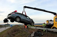 Bild: Auto kommt von der Fahrbahn ab