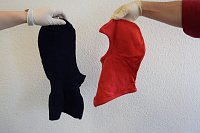 Bild: Waffen, Masken und Beutegut