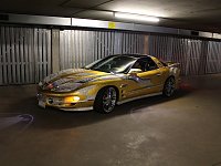 Bild: 20 Jahre mobile.de: Mit 24-Karat-Blattgold ummantelt und 300.000 Strass-Steinen verziert, sucht dieser Pontiac Firebird Trans Am heute noch einen neuen Besitzer. Wird er bald am Persischen Golf funkeln? (Quelle: Portal-Manufaktur)
