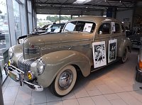 Bild: 20 Jahre mobile.de: Dieser Chrysler New Yorker (Baujahr 1939) bringt nicht nur die Herzen von Liebhabern in Wallung. Die Vorbesitzerin tut das mit ebenso gro&szlig;er Leichtigkeit. Die ber&uuml;hmte Burlesque T&auml;nzerin Dita von Teese erwarb den Wagen 1996 und fuhr ihn bis 2010. Ein bisschen Dita gibt es f&uuml;r 100.000 Euro.