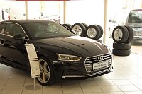 Bild: Neue Technik und Spenden f&uuml;r Vereine - im Autohaus Albertsmeyer freute man sich heute nicht nur &uuml;ber schicke Autos