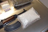 Sichergestellte Drogen und Waffen Bild: Sichergestellte Drogen und Waffen