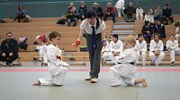 Bild: auch die j&uuml;ngsten Mitglieder des Leinefelder Ju-Jutsu Vereins (U8) stellten sich der Herausforderung des Ju-Jutsu Wettkampfes; roter G&uuml;rtel: Gino Wiederhold | blauer G&uuml;rtel: Jayden Sebastian Eckert | Kampfrichterin: Annika Vogler