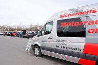 Bild: Ab ins Gel&auml;nde: Autohaus-Peter-Gruppe lud zum Aktionstag ins Autodrom