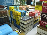 Bild: Pr&auml;sentation der sichergestellten Waffen und Munition