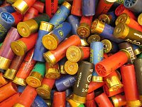Bild: Pr&auml;sentation der sichergestellten Waffen und Munition