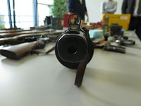 Bild: Pr&auml;sentation der sichergestellten Waffen und Munition