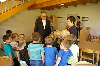 Bild: Bischof im Kindergarten Beuren