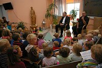 Bild: Bischof im Kindergarten Beuren