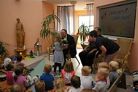 Bild: Bischof im Kindergarten Beuren