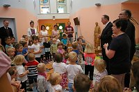 Bild: Bischof im Kindergarten Beuren