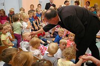 Bild: Bischof im Kindergarten Beuren