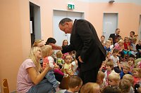 Bild: Bischof im Kindergarten Beuren