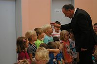 Bild: Bischof im Kindergarten Beuren