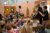 Bild: Bischof im Kindergarten Beuren