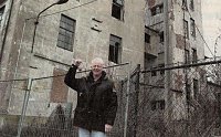 Bild: J&uuml;rgen Kucher vor der Ruine der einstigen Drei-Streif-Fabrik, wo er als Produktionsleiter t&auml;tig war. Nichts erinnert heute mehr an den ehemaligen Vorzeigebetrieb.