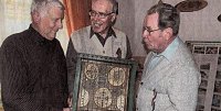 Bild: Zu einem Klassentreffen brachte Wilhelm Roth (Mitte) ein selbst gezimmertes Haus f&uuml;r Wildbienen mit. Gerhard Seitz(links) und Lehrer Gerhard Stolz bewundern es.