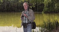 Bild: Wilhelm Roth bei einem Forschungstrip an den  Teichen bei Steinsee.