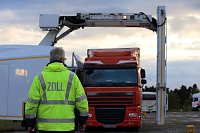 Bild: Zoll setzt schweres Ger&auml;t ein