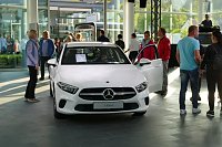Bild: Afterwork-Party im Mercedes-Autohaus
