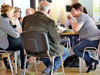 Intensive Gruppengespräche (im Vordergrund sprechend Gemeindepädagogin Ines Delert) Bild: Intensive Gruppengespräche (im Vordergrund sprechend Gemeindepädagogin Ines Delert)