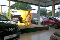 Bild: Marijke Amado begeisterte im Autohaus Peter mit lecker Abend