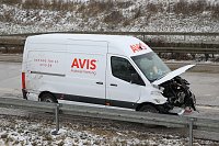 Bild: Transporter in der Mittelleitplanke