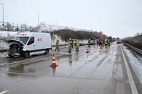 Bild: Transporter in der Mittelleitplanke