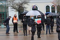 Bild: Proteste der Fris&ouml;rinnung vor dem Nordh&auml;user Bahnhof