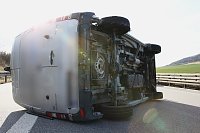 Bild: Reifenplatzer f&uuml;hrt zu Unfall