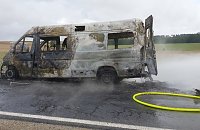 Bild: Das ausgebrannte Wohnmobil muss weiter gel&ouml;scht werden, um weiteres Entflammen zu verhindern.