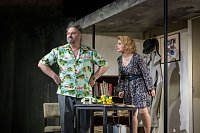 Bild: Das Ensemble des Rudolst&auml;dter Theaters l&auml;sst am Freitag die Mauer noch einmal fallen