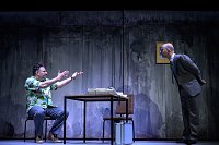 Bild: Das Ensemble des Rudolst&auml;dter Theaters l&auml;sst am Freitag die Mauer noch einmal fallen