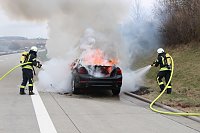 Bild: Ausgebranntes Auto auf der A38 bei Leinefelde