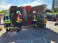 Bild: Umgekippter Lkw auf der A38