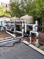 Bild: Pechschwarz hatte sich das Wasser im Becken des Hundeshagener Freibades nach einer technischen St&ouml;rung am Filtersystem gef&auml;rbt. 