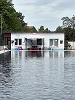 Bild: Pechschwarz hatte sich das Wasser im Becken des Hundeshagener Freibades nach einer technischen St&ouml;rung am Filtersystem gef&auml;rbt. 