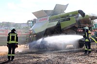 Bild: L&ouml;schen eines Feldbrandes
