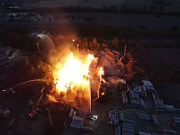 Bild: Brand auf dem Gel&auml;nde einer Holzverarbeitungsfirma