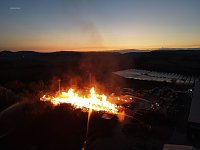 Bild: Brand auf dem Gel&auml;nde einer Holzverarbeitungsfirma