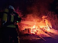 Bild: Feuerwehr beim L&ouml;schen an der Brandstelle