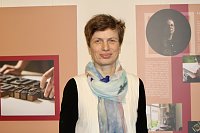 Bild: Die K&uuml;nstlerin Annekatrin Wei&szlig;e bei der Vernissage zu Ihrer Ausstellung "Kreative Frauen aus Th&uuml;ringen" im Langensalzaer Rathaus