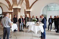 Bild: Dr. Werner Henning dankt den Mitwirkenden 