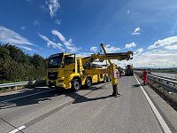 Bild: Verungl&uuml;ckter Bus an der A38