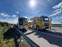 Bild: Verungl&uuml;ckter Bus an der A38