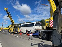 Bild: Verungl&uuml;ckter Bus an der A38