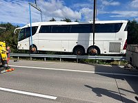 Bild: Verungl&uuml;ckter Bus an der A38