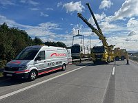 Bild: Verungl&uuml;ckter Bus an der A38